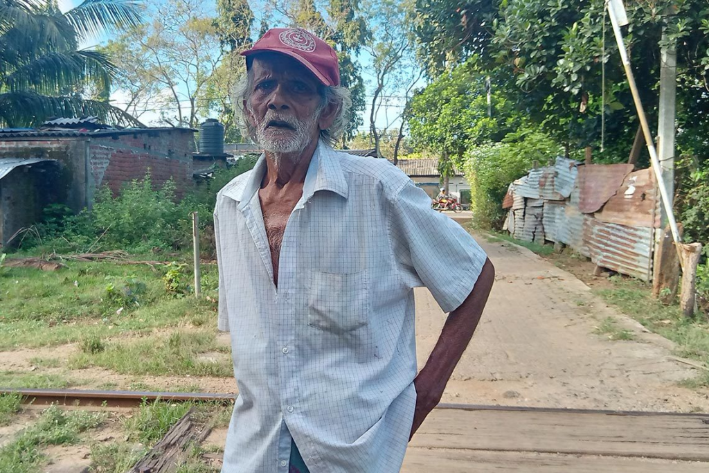 ලංකාවේ මාගංතොට විතරයි - අවුරුදු 09ක් තිස්සේ දුම්රිය හරස් මාර්ග මුරකරුට පඩි දෙන්නේ ගම්වාසීන් 1 Iri News image 4 Iri News