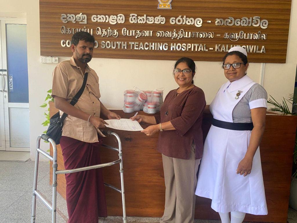 විදී වෙළෙන්දෙක් තම සුළු ආදායමෙන් කළුබෝවිල රෝහලට එලාස්ටෝ ප්ලාස්ටර් රෝල් 24ක් පරිත්යාග කරයි 1 Iri News image 3 Iri News